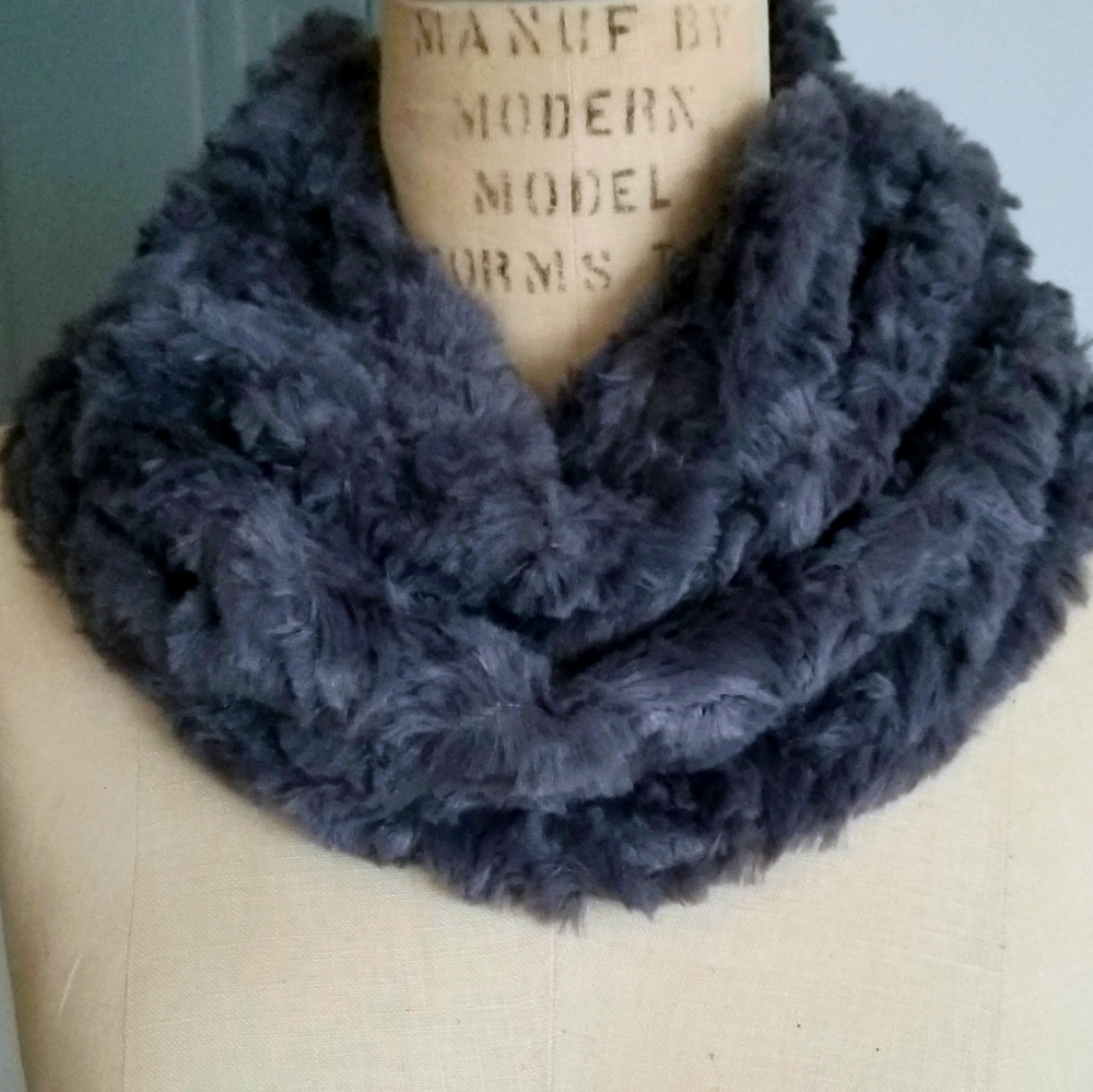 NEW Soft Faux Fur Infinity Scarf Gray - Picture 4 of 4